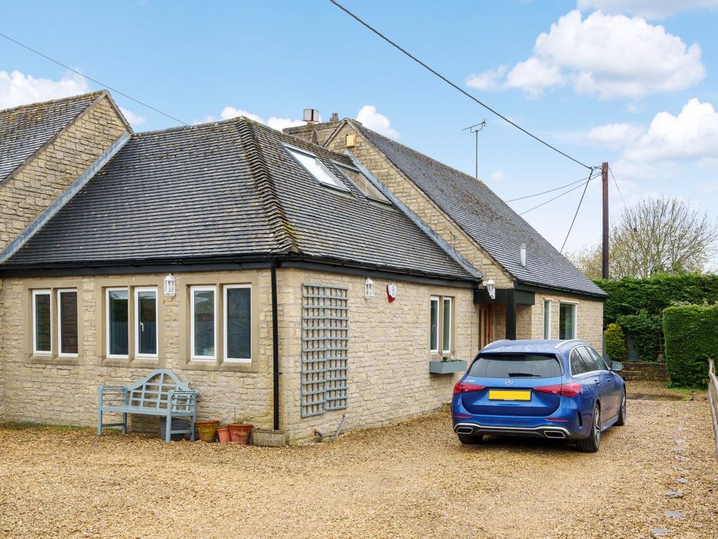 3 bed bungalow for sale in Ampney Crucis, Cirencester, Gloucestershire