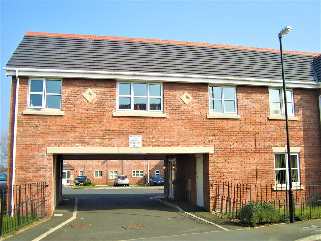 2 bed flat to rent in Delph Drive, Burscough L40, £800 pcm Zoopla