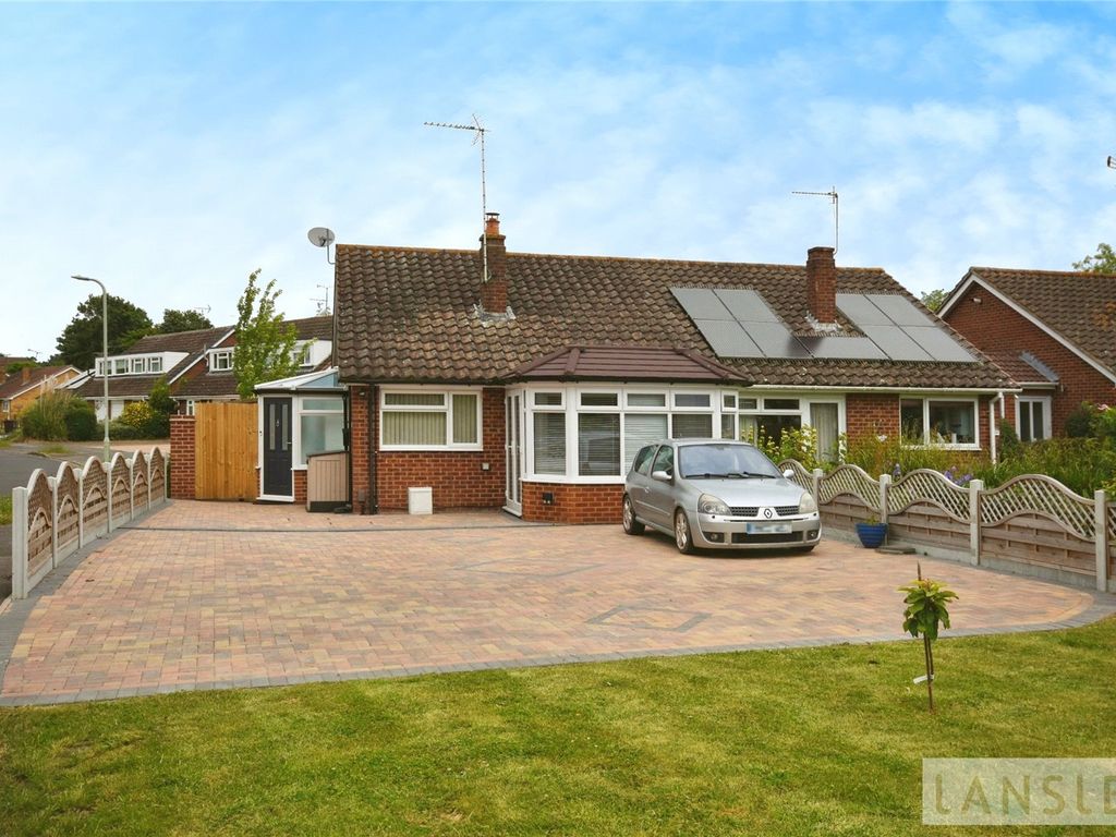 2 bed bungalow for sale in Walmer Road, Woodley, Reading RG5, £500,000