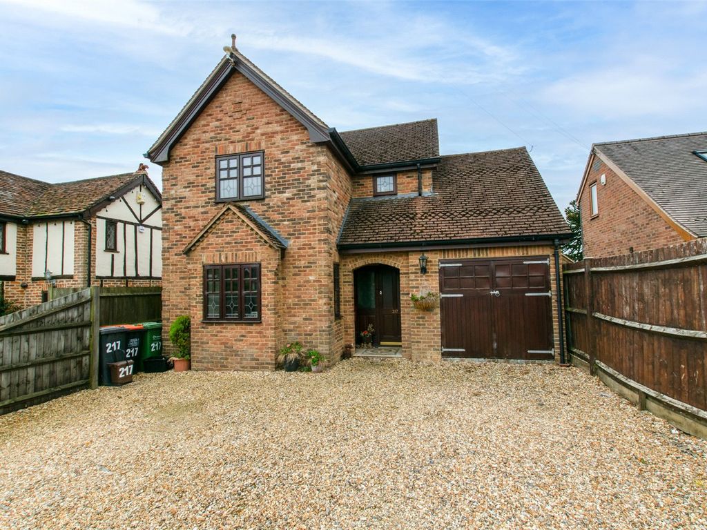 4 bed detached house for sale in Common Road, Kensworth, Bedfordshire