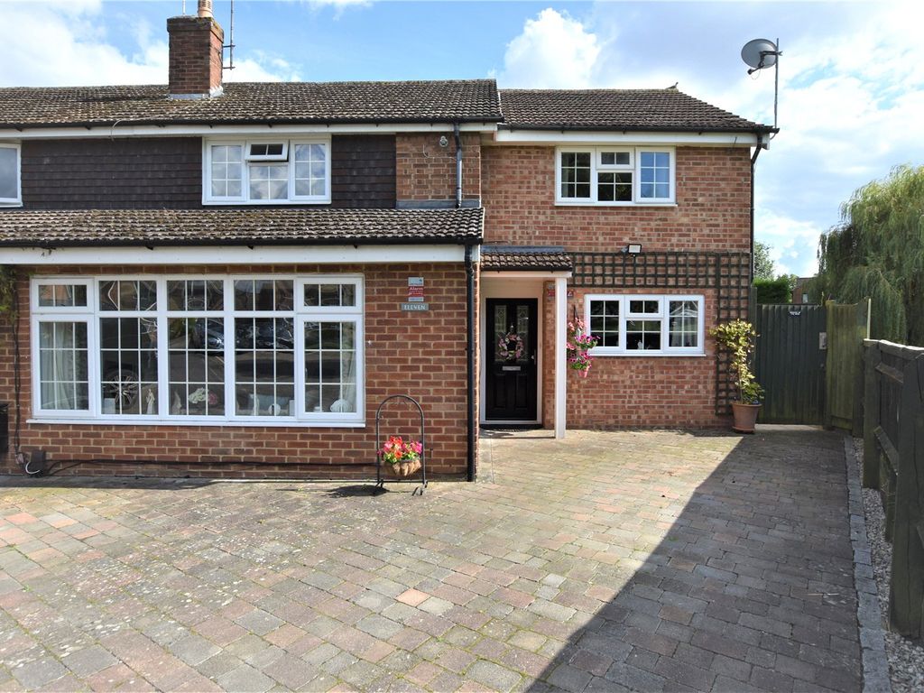 4 bed semidetached house for sale in Cronshaw Close, Didcot