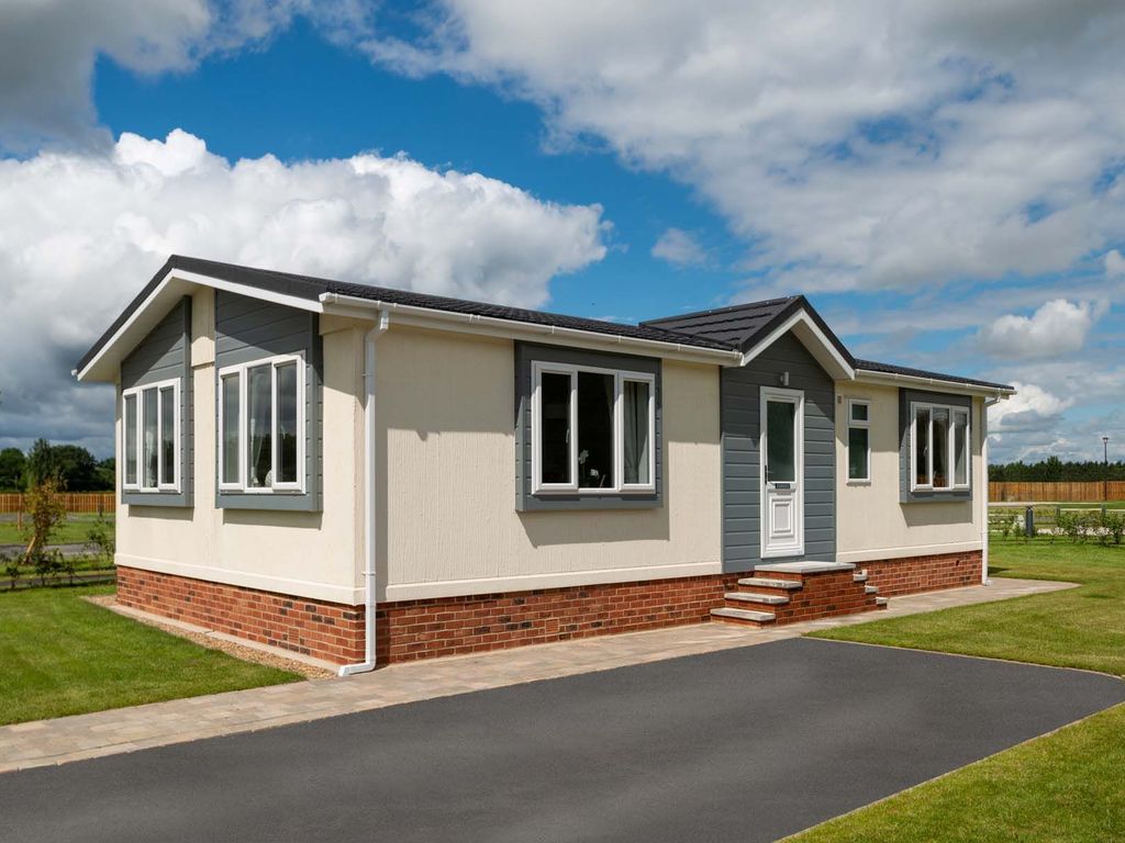 2 bed mobile/park home for sale in Eastern Green Park One, Eastern