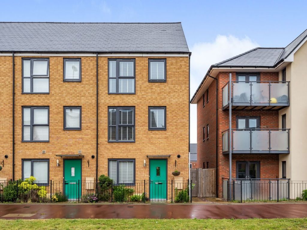 4 bed town house for sale in Countess Way, Brooklands, Milton Keynes