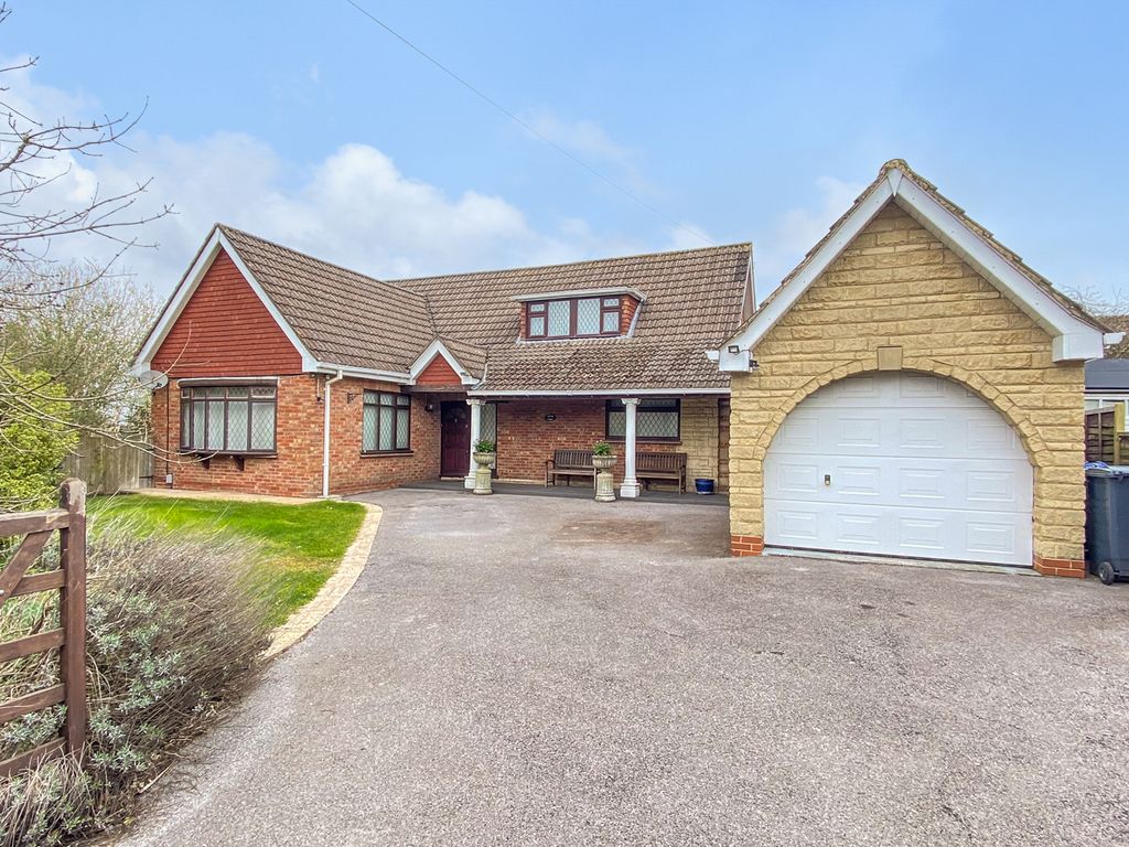 5 bed detached house to rent in Wellhead Lane, Westbury, Wiltshire BA13