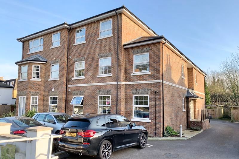 1 bed flat to rent in Portsmouth Road, Thames Ditton KT7, £1,350 pcm