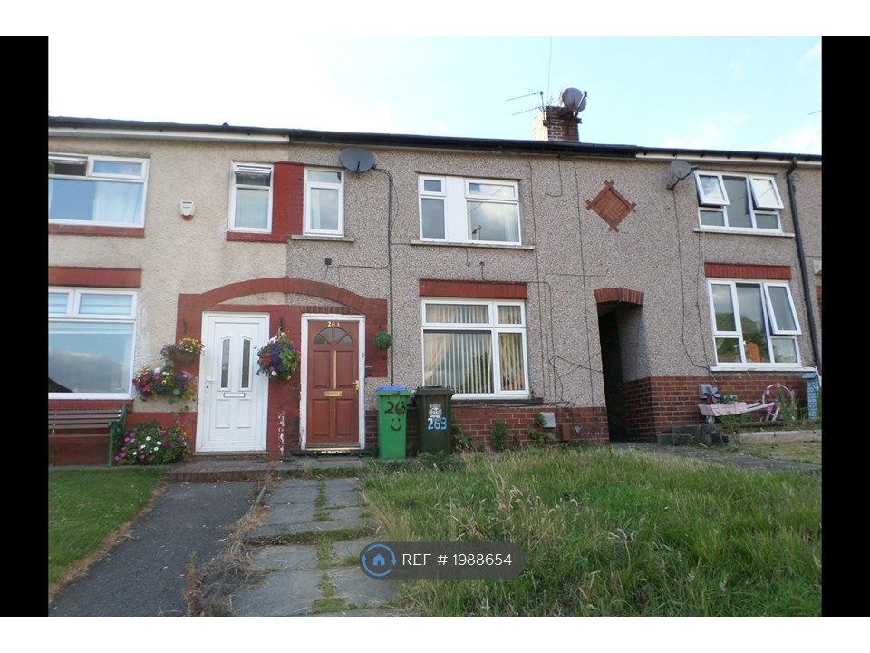 3 bed terraced house to rent in Boarshaw Road, Manchester M24, £950 pcm