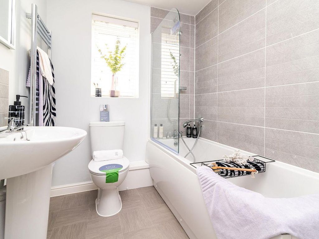 3 bed semidetached house to rent in Macaulay Park, Grimsby DN31, £970