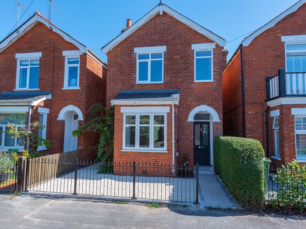 3 bed detached house to rent in Windsor Road, Farnborough GU14, £2,200