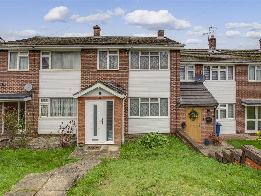 3 bed terraced house for sale in Bushey Close, High HP12, £