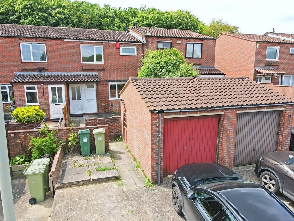 3 bed property to rent in Wealdstone Place, Springfield, Milton Keynes