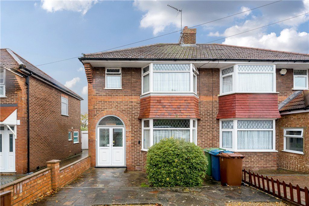 3 bed semidetached house for sale in Broomgrove Gardens, Edgware