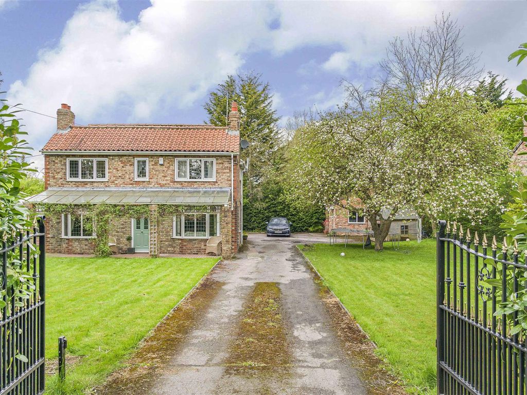 4 bed detached house for sale in Hull Road, Dunnington, York YO19, £