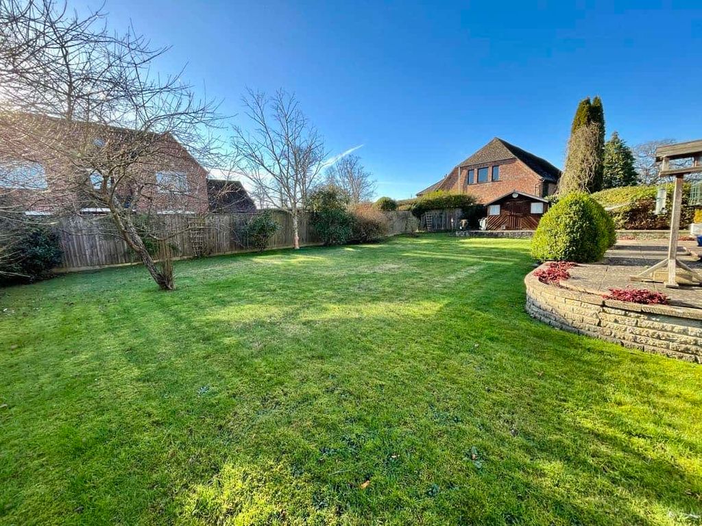 4 bed detached house to rent in Warren Road, Newbury RG14, £2,250 pcm