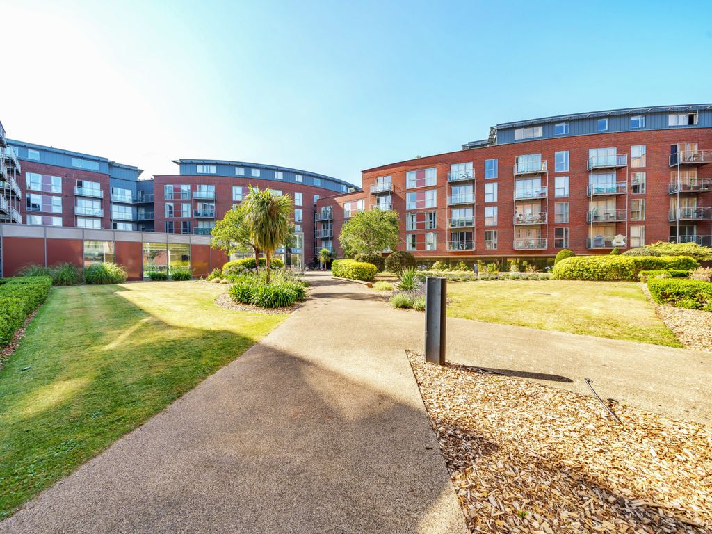 2 bed flat to rent in The Heart, WaltonOnThames KT12, £1,950 pcm Zoopla