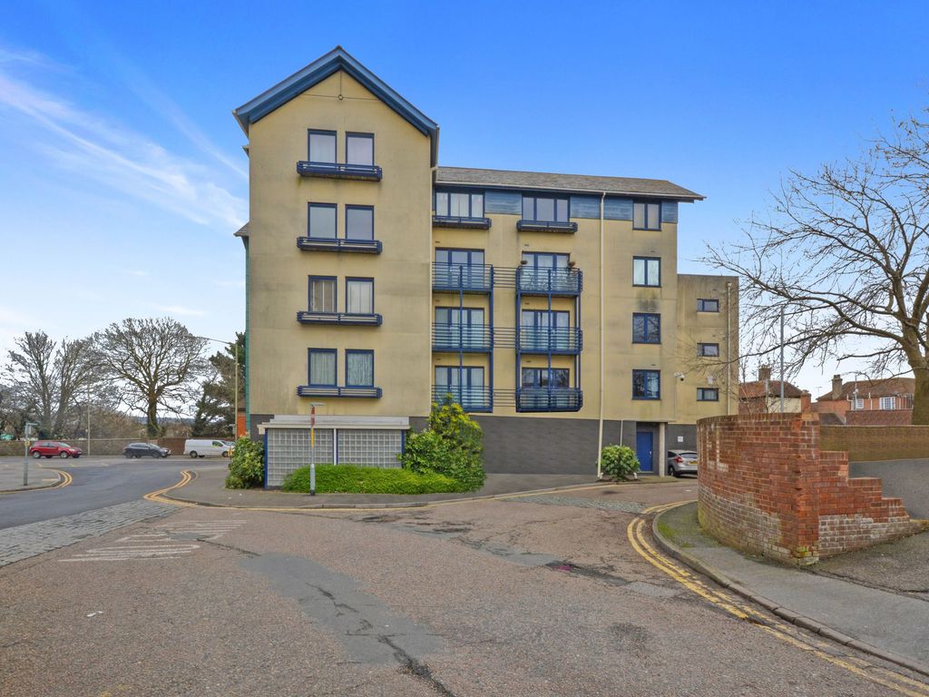 2 bed flat for sale in Park Street, Ashford TN24, £140,000 Zoopla