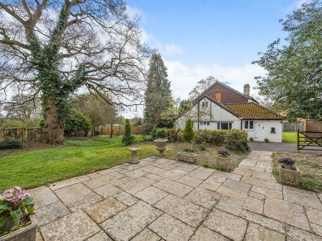 4 bed detached house for sale in The Avenue, Mortimer Common, Reading