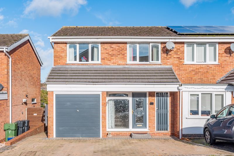 3 bed end terrace house for sale in Wenlock Drive, Bromsgrove B61 Zoopla