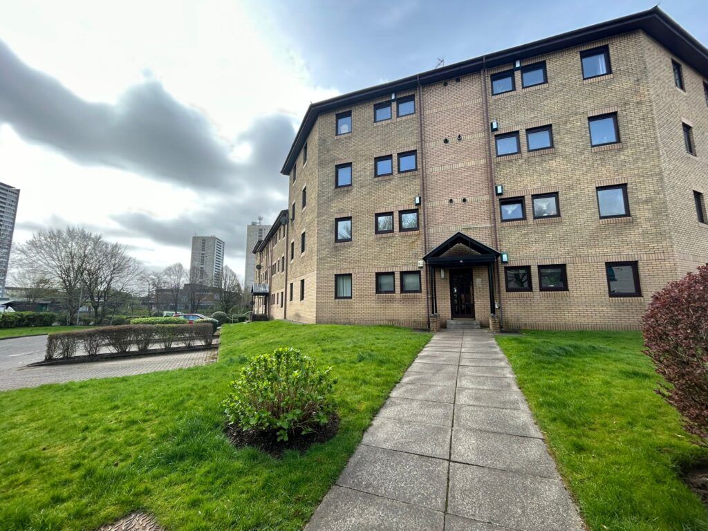 3 bed flat to rent in Kelvindale Gardens, Kelvindale, Glasgow West G20, £1,300 pcm Zoopla