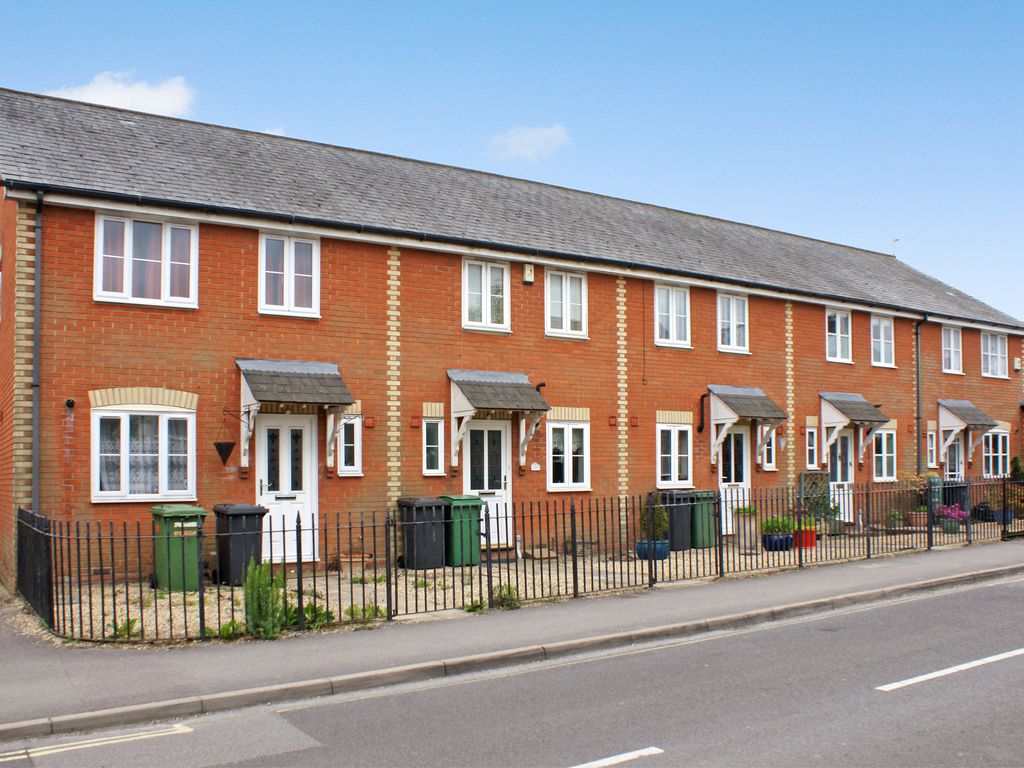 3 bed end terrace house to rent in Victoria Road, Alton, Hampshire GU34