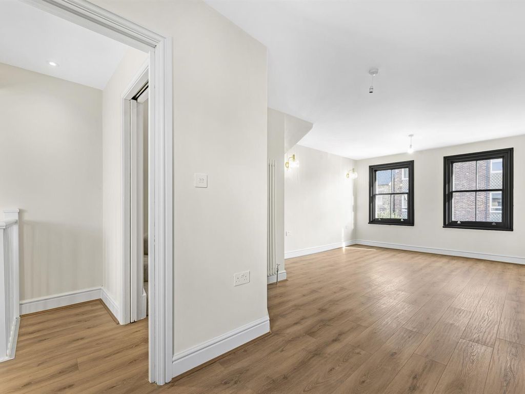 2 bed flat for sale in Beulah Road, Walthamstow, London E17, £550,000