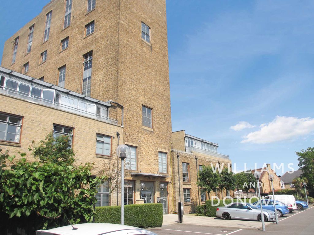 2 bed flat to rent in Pollards Close, Rochford, Essex SS4, £1,050 pcm