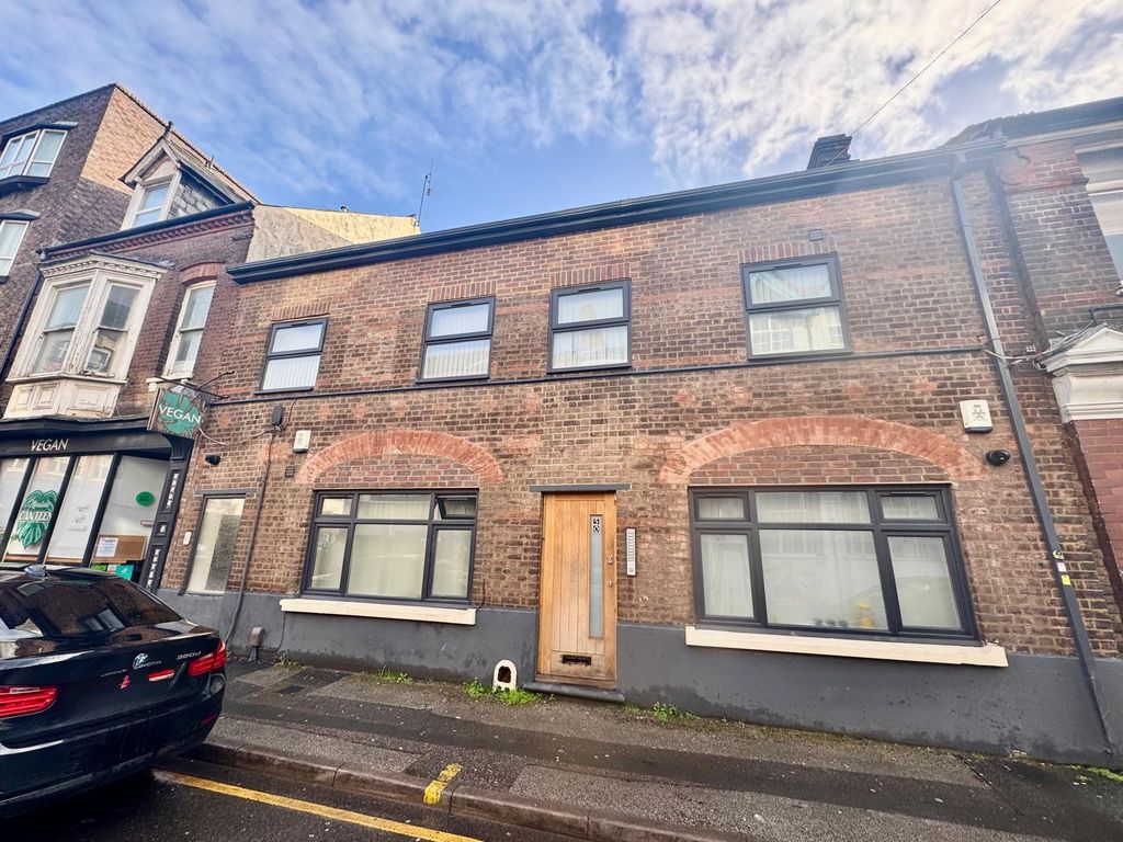 Block of flats for sale in Cheapside, Luton LU1, £1,100,000 - Zoopla