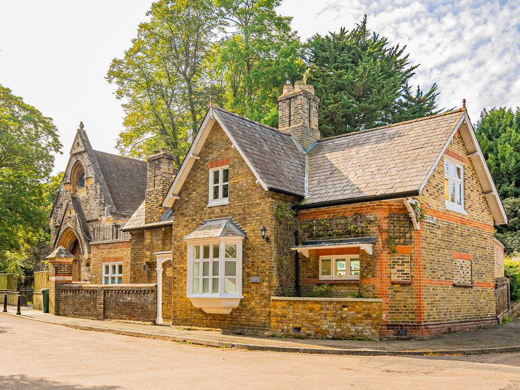 4 bed detached house to rent in Lower Grove Road, Richmond TW10, £6,000