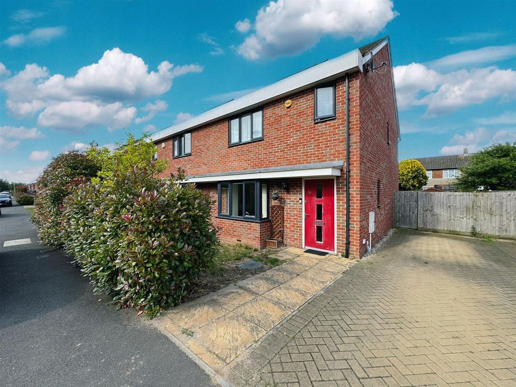 3 bed semidetached house for sale in Sandpiper Close, East Tilbury