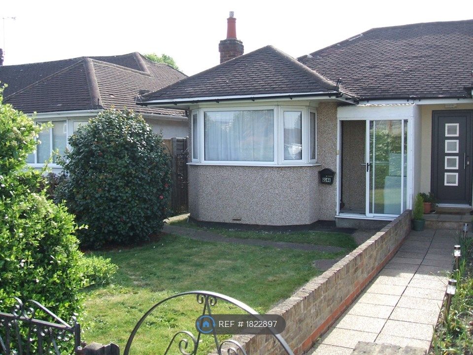 2 bed bungalow to rent in Fordwater Road, Chertsey KT16, £1,300 pcm
