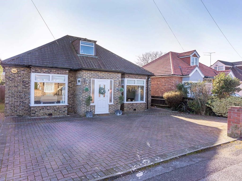 3 bed detached house for sale in Castle Avenue, Datchet SL3, £685,000