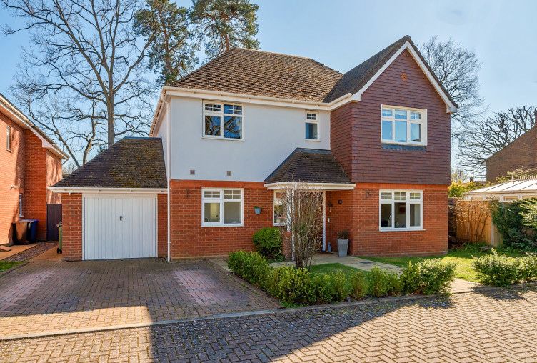4 bed detached house for sale in Buchanan Mews, Fleet, Hampshire GU51