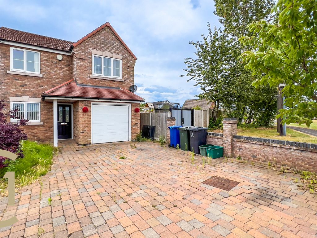 4 bed detached house for sale in Stripe Road, New Rossington, Doncaster