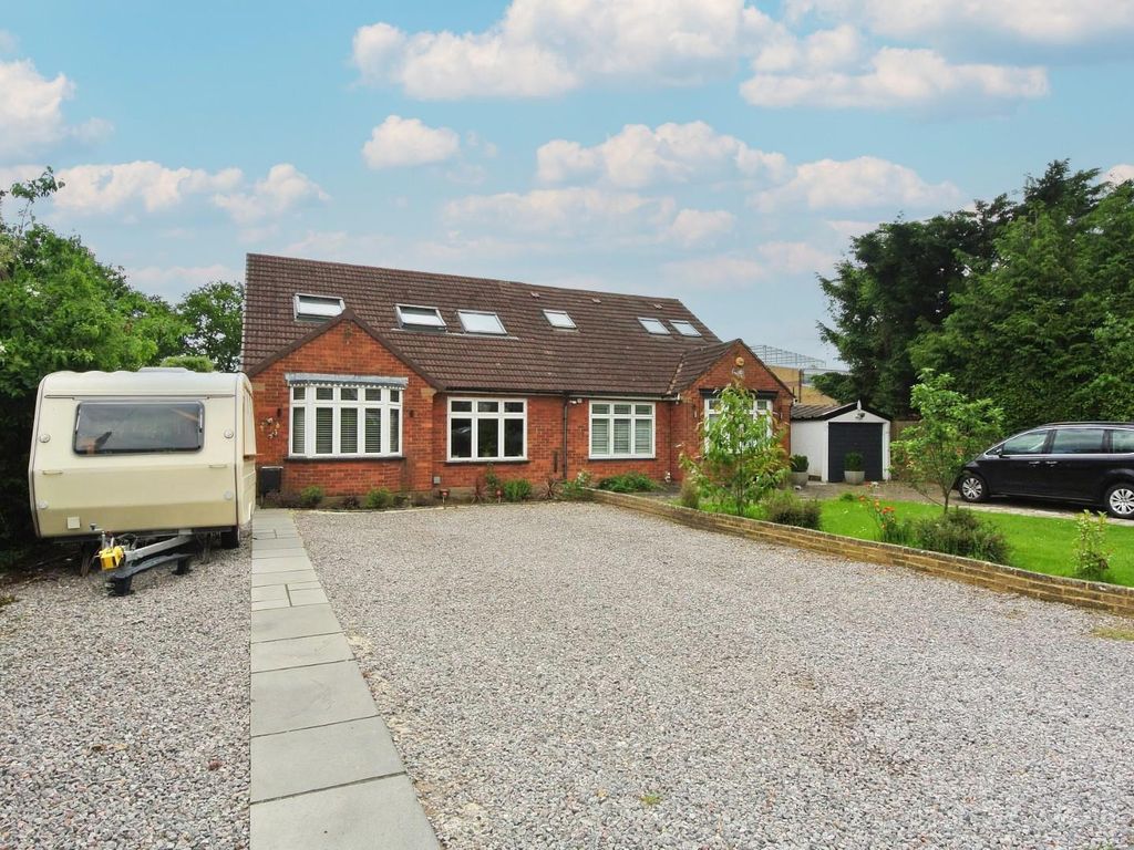 5 bed semidetached bungalow for sale in Cotswold Close, Staines TW18