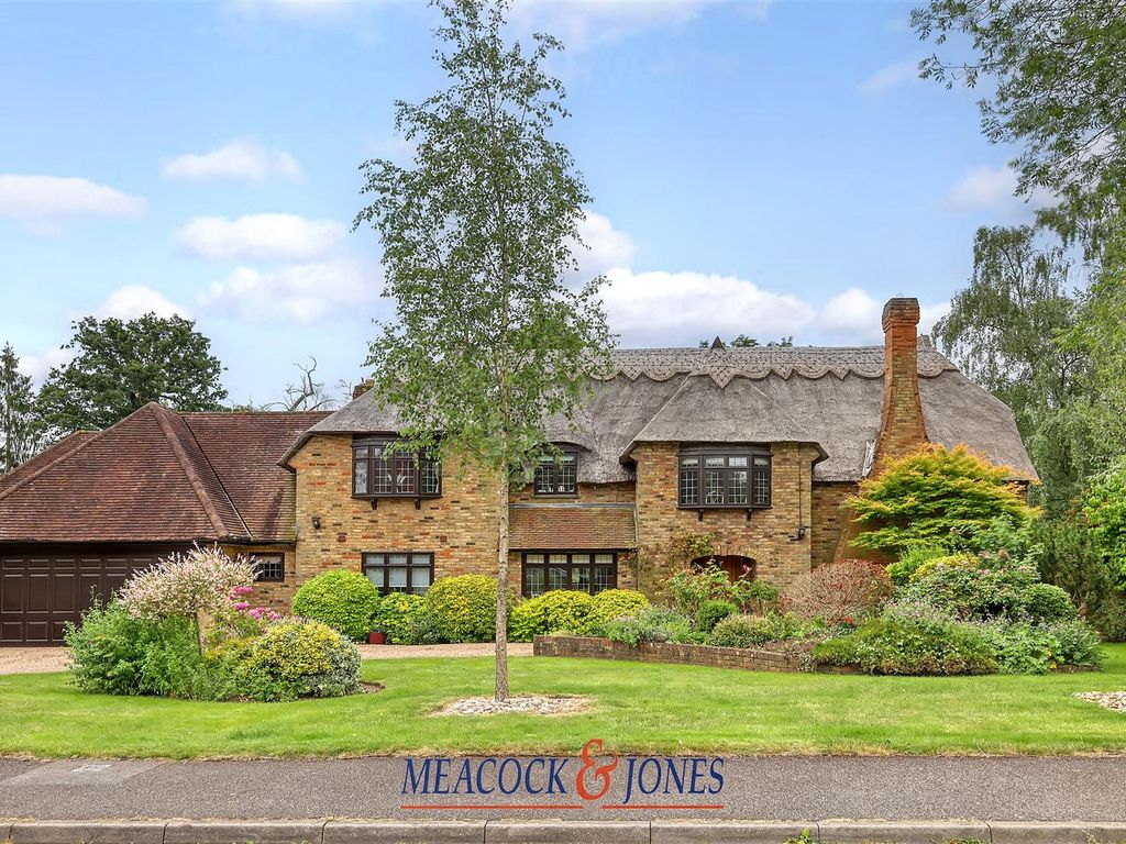 5 bed detached house for sale in Thorndon Approach, Herongate