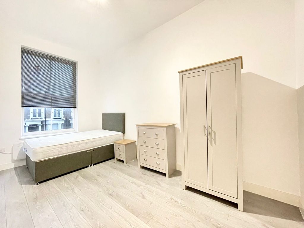 Studio to rent in Ladbroke Grove, London W10, £1,300 pcm Zoopla
