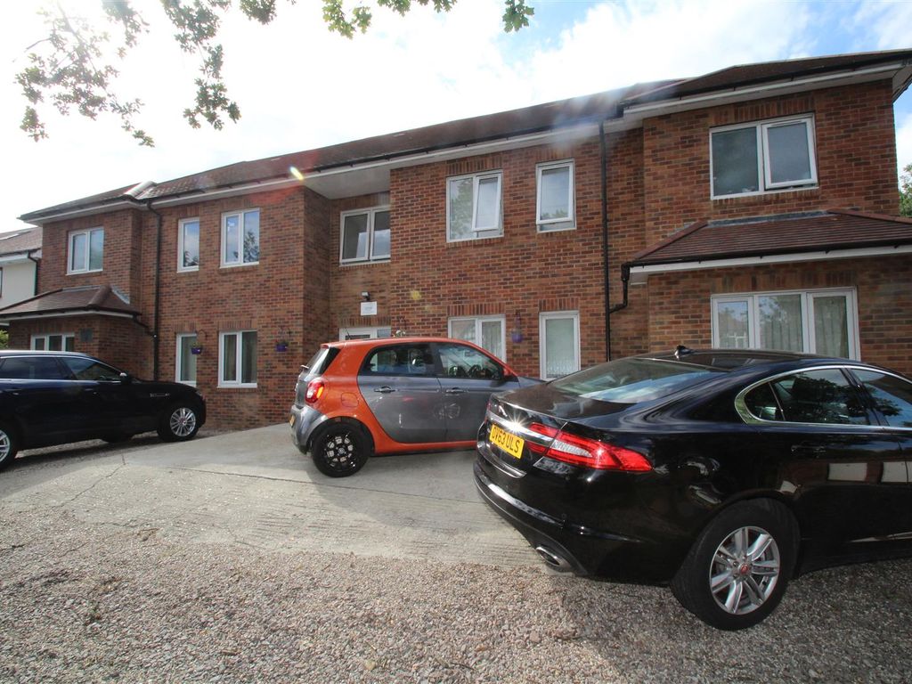 2 bed flat to rent in Wood End Road, Sudbury Hill, Harrow HA1, £1,750