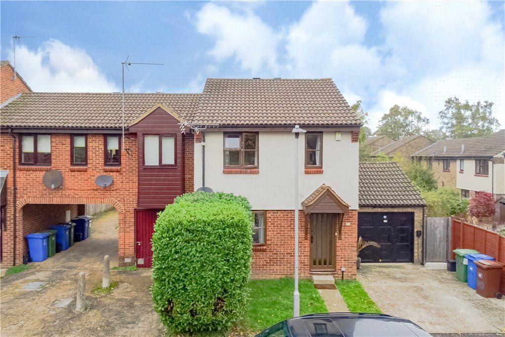 3 bed semidetached house for sale in Chisbury Close, Bracknell