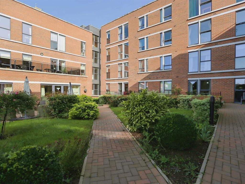 1 bed flat for sale in Glenhills Court, Little Glen Road, Glen Parva, Leicester LE2, £170,000