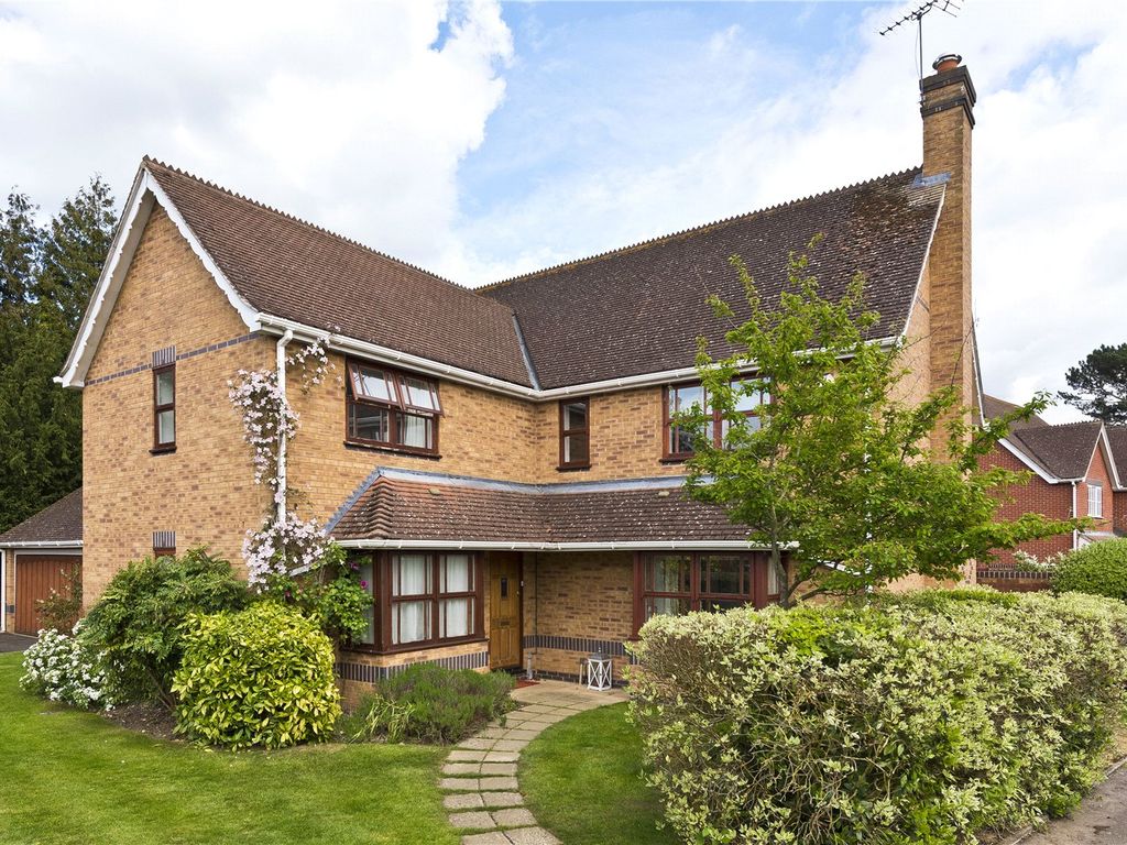 5 bed detached house to rent in St. Andrews Gardens, Cobham, Surrey