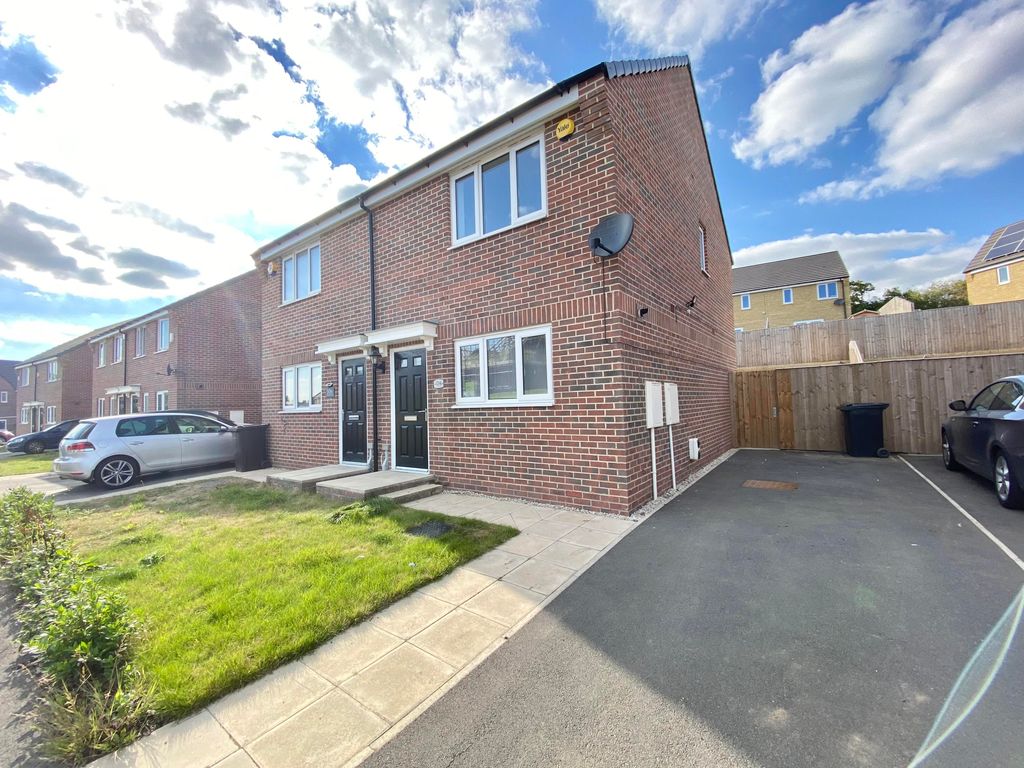 2 bed property to rent in Wykebeck Mount, Leeds LS9, £950 pcm Zoopla