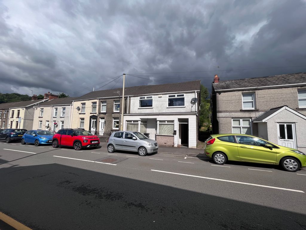 4 bed end terrace house for sale in High Street, Pontardawe, Swansea