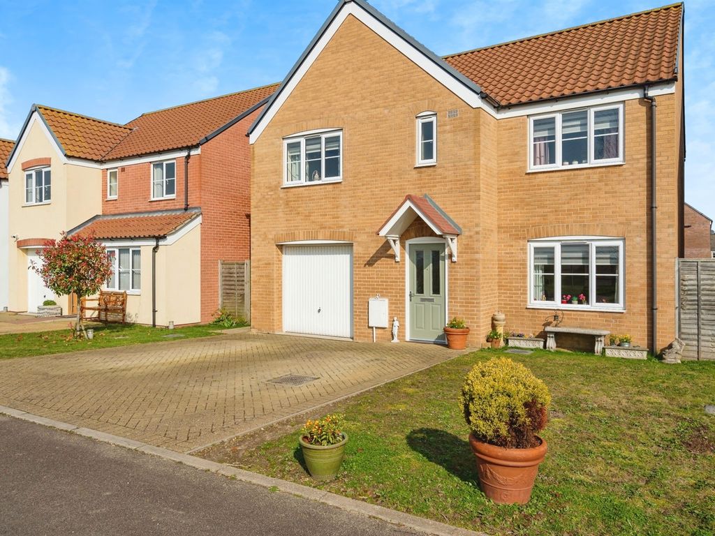 5 bed detached house for sale in Howard's Way, Bradwell, Great Yarmouth