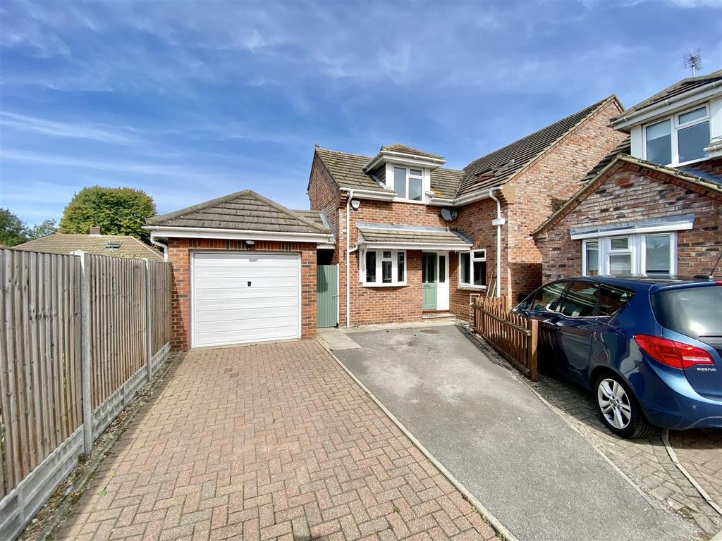 3 bed detached house to rent in Tudor Close, BartonLeClay, Bedford