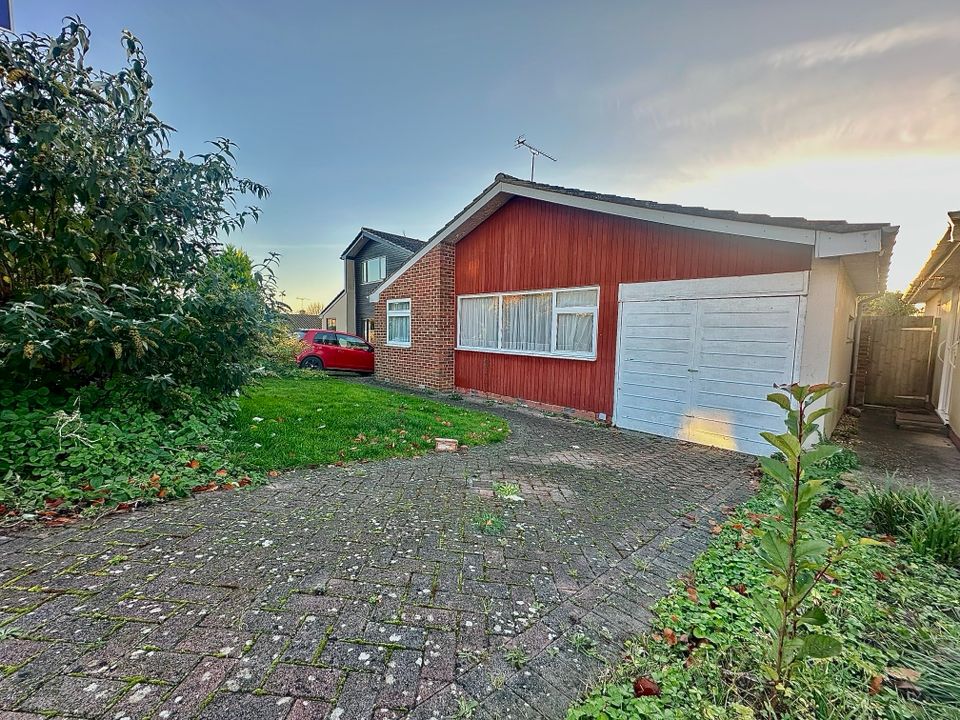 2 bed bungalow for sale in Wessex Gardens, Twyford, Reading, Berkshire