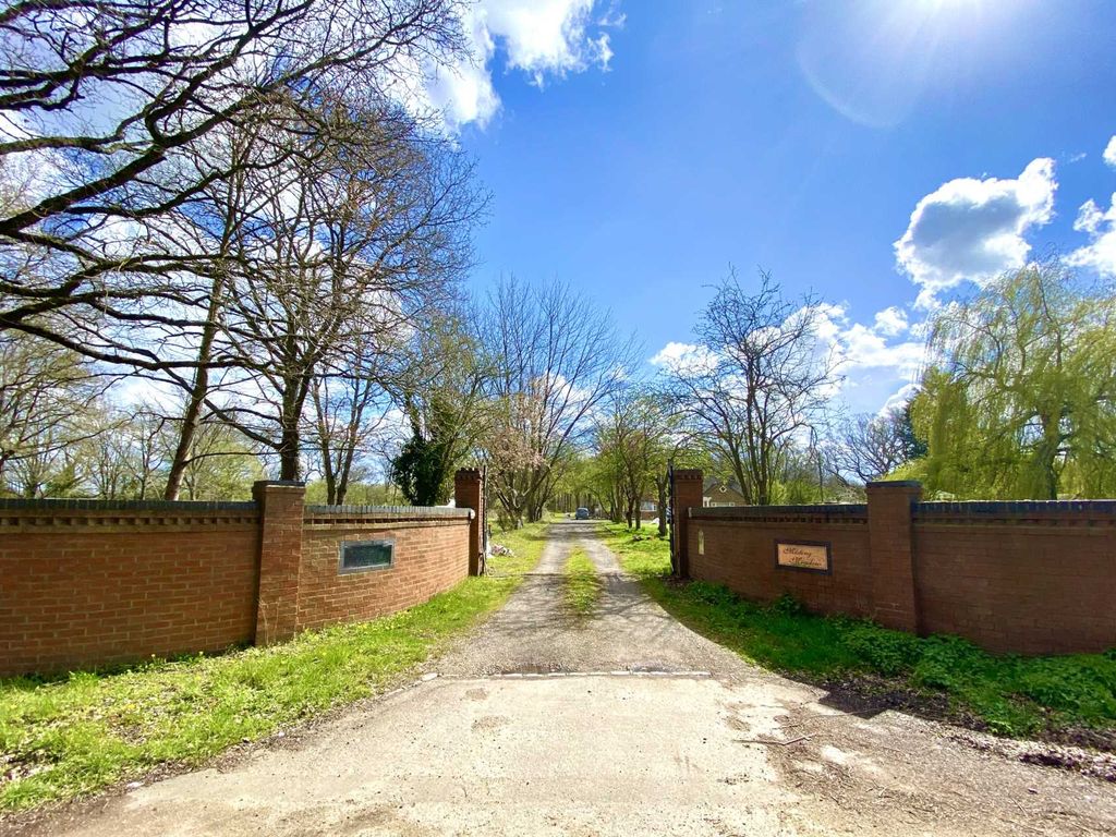 6 bed detached house for sale in Park Lane, Finchampstead RG40 Zoopla