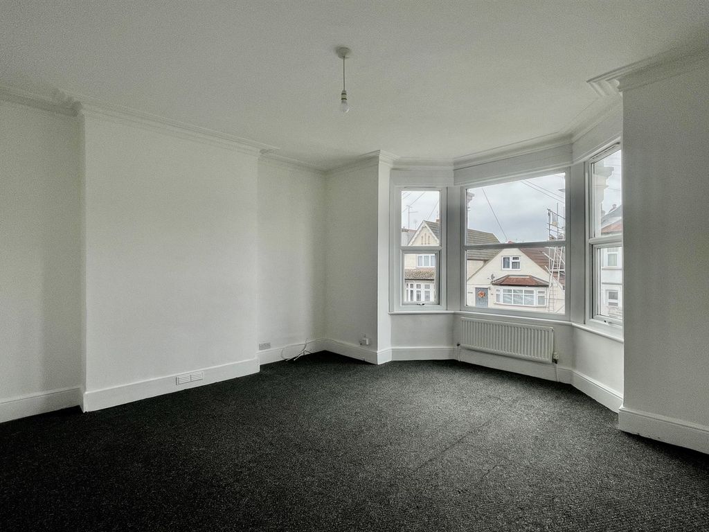 1 bed flat to rent in Southbourne Grove, WestcliffOnSea SS0, £895 pcm