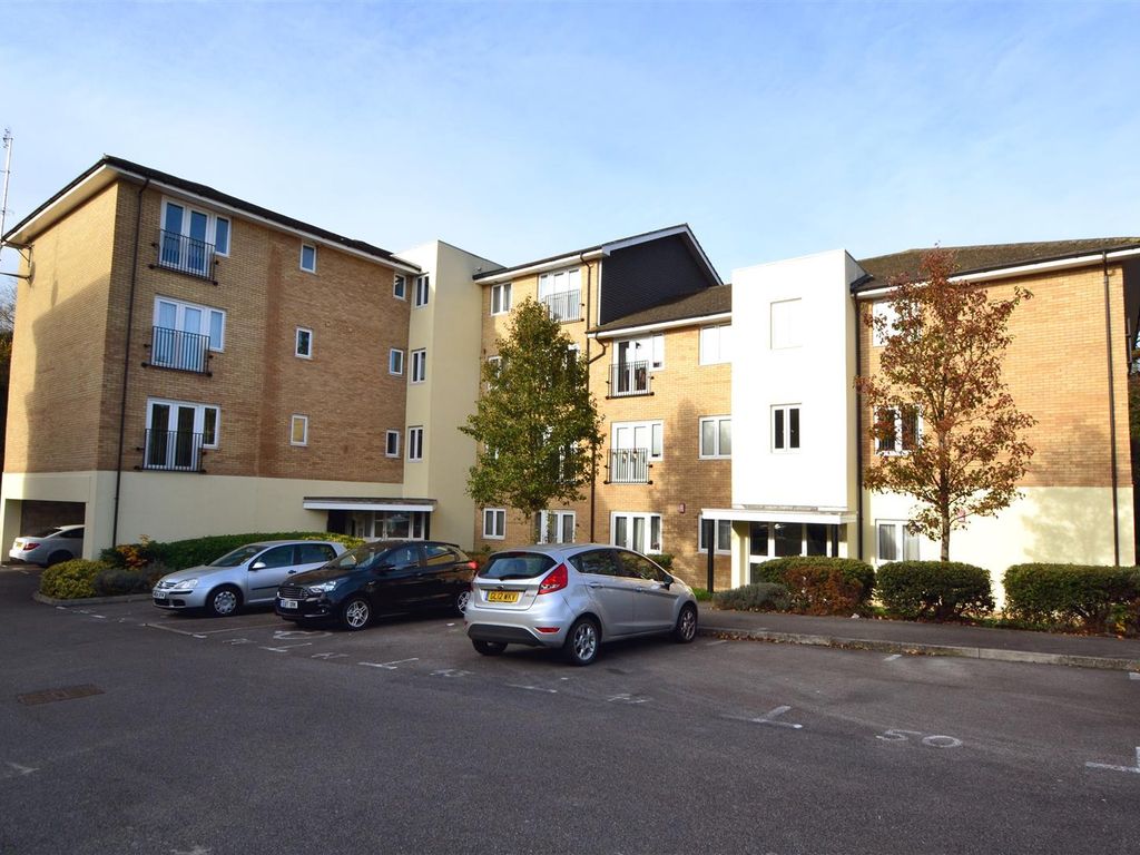 2 bed flat to rent in Waterfall Close, Hertford Road, Hoddesdon, Herts