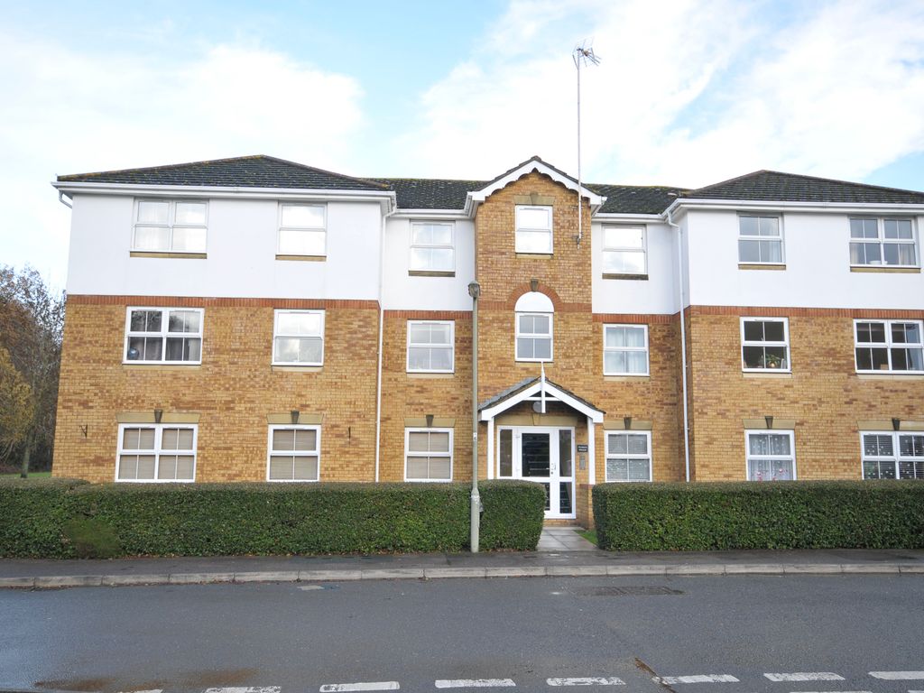 2 bed flat to rent in Vickers Road, Aldershot GU12, £1,250 pcm Zoopla