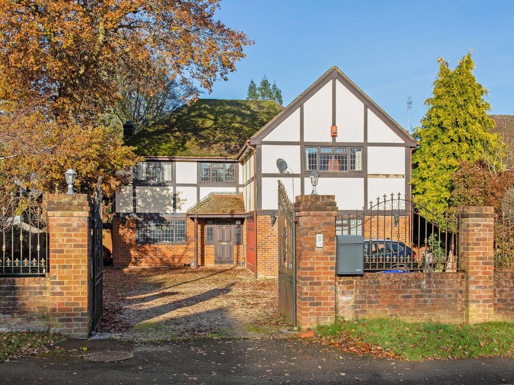 5 bed detached house for sale in Penington Road, Beaconsfield HP9, £