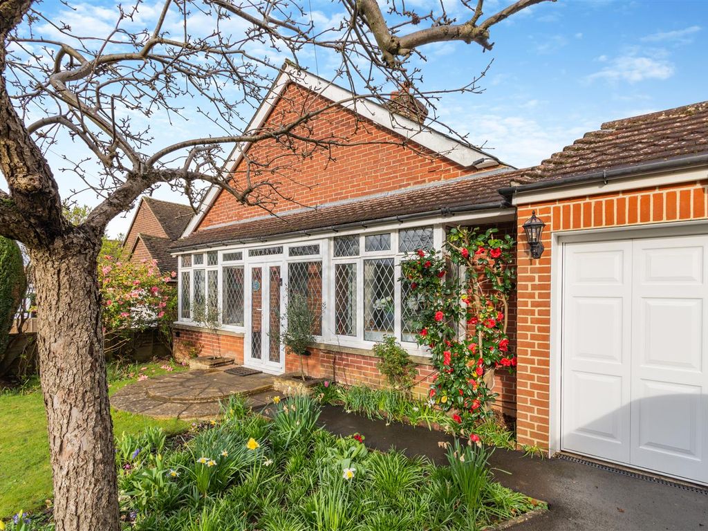 3 bed bungalow for sale in Linton Road, Loose, Maidstone ME15, £475,000